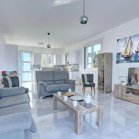 4 Bedroom, Private With Pool And Sea Views بروتاراس