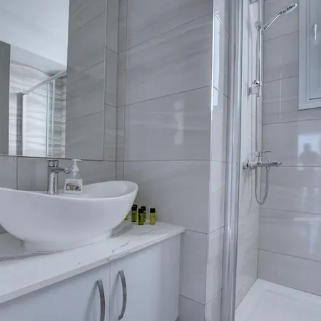 4 Bedroom, Private With Pool And Sea Views Vakantiehuis Protaras