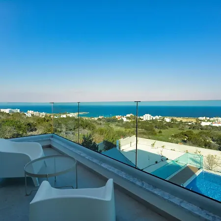 4 Bedroom, Private With Pool And Sea Views Vakantiehuis Protaras