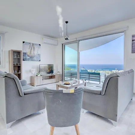 4 Bedroom, Private With Pool And Sea Views بروتاراس