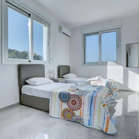 4 Bedroom, Private With Pool And Sea Views 펜션 *