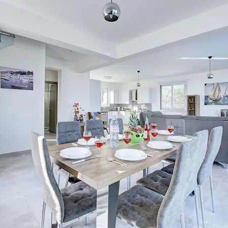 4 Bedroom, Private With Pool And Sea Views Semesterbostad *
