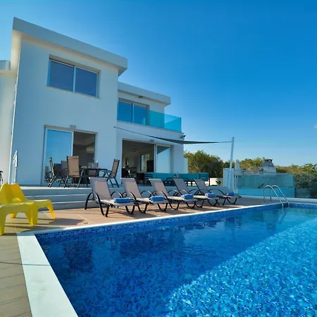 4 Bedroom, Private With Pool And Sea Views Semesterbostad